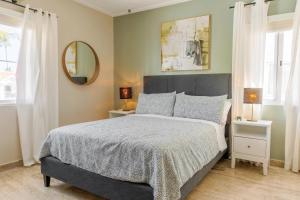 une chambre avec un grand lit et un miroir dans l'établissement Corte Sea A302, Luxury Penthouse, à Punta Cana 41 autres photos