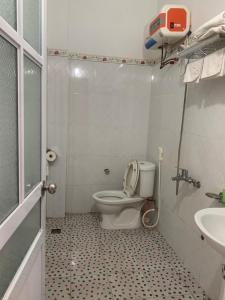 ein Bad mit einem WC und einem Waschbecken in der Unterkunft Khách sạn Việt Hoàng in Bảo Lạc