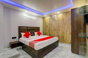 Säng eller sängar i ett rum på OYO Flagship Hotel Love Inn