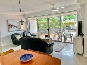 een woonkamer met een bank en een tafel bij Bridgewater Terraces in Brisbane