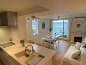 Predel za sedenje v nastanitvi Villa La Mer -Zushihayama-