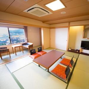 鲷丸海月 海滨酒店(Taimaru Kaigetsu)的电视和/或娱乐中心