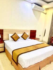 1 dormitorio con 1 cama grande en una habitación en ĐÔNG THÀNH en Hòa Ðình