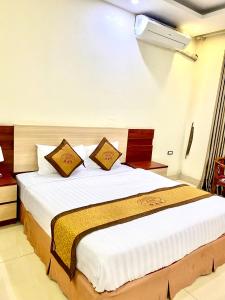 a bedroom with a large bed in a room at Đông Thành Hotel in Hòa Ðình +11 photos