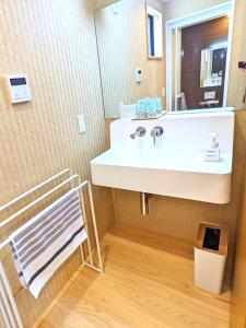 堺市にある知輪-chirin-のバスルーム(白い洗面台、鏡付)