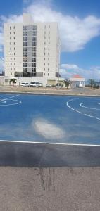 un campo da basket di fronte a un grande edificio di Finest Accommodation Bay Front Apt # 609 a Greencastle