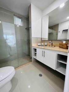 uma casa de banho com um WC, um lavatório e um chuveiro em Cartagena em Cartagena das Índias