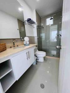 La salle de bains est pourvue de toilettes, d'un lavabo et d'une douche. dans l'établissement Cartagena, à Carthagène des Indes