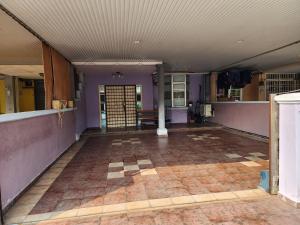北賴的住宿－Homestay Taman Pauh Jaya, Seberang Perai, Bukit Mertajam，一间空房间,拥有紫色的墙壁和瓷砖地板
