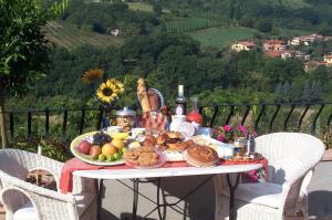 une table avec une plaque de nourriture dans l'établissement B&B Pino del Capitano, à Dicomano