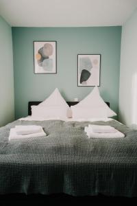 a bedroom with a large bed with two pillows at Schicke Ferienwohnung mit direkter Innenstadtlage in Bingen am Rhein