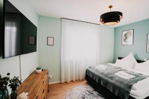 a bedroom with a bed and a large window at Schicke Ferienwohnung mit direkter Innenstadtlage in Bingen am Rhein