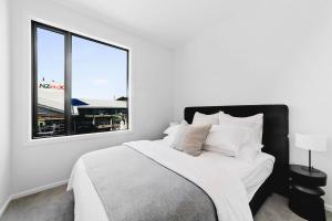 מיטה או מיטות בחדר ב-Brand new Wellington Central Apartments by CP collective