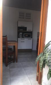 ein Wohnzimmer mit einem Tisch und einer Küche in der Unterkunft Apartamento BYES in Quepos