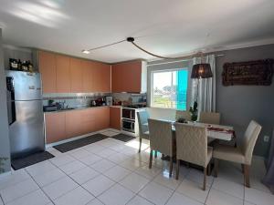 Кухня або міні-кухня у Apartamento barato a 15 minutos da praiaCobertura