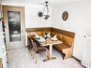 ein Esszimmer mit einem Holztisch und Stühlen in der Unterkunft Chalet Lilo 4 Zimmer big view in Beatenberg