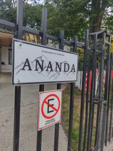 ein Schild für Amanda auf einem Zaun ohne Parkschild in der Unterkunft Ananda in Ushuaia