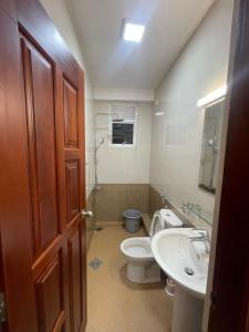 Wellawatte Apartments في كولومبو: حمام مع مرحاض ومغسلة