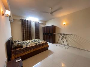a bedroom with a bed and a table in it at Wellawatte Apartments in Colombo