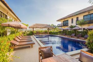 Bazén v ubytování Pa Prai Villas and Suites Resort nebo v jeho okolí