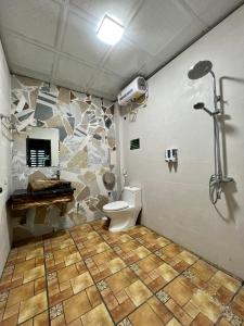 Lapis Restaurant and Hostel في Vũ Lâm: حمام مع دش ومرحاض في الغرفة