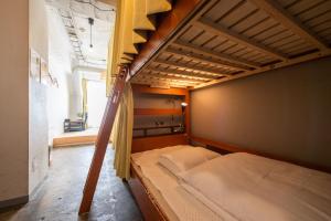 1 dormitorio con 2 literas y ventana en Imano Tokyo Hostel, en Tokio