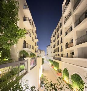 un immeuble avec une rue la nuit dans l'établissement Holiday Home La Mer, à Dubaï