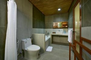 Kamar mandi di Mahayoga Ubud Private Pool Villa Spa And Resto
