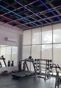 un gimnasio con varias cintas de correr y una cinta de correr en Edificio nuevo, en Hermosillo