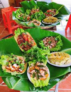 uma mesa com pratos de comida numa folha de banana em Mình Nghía Homestay em Cao Bang