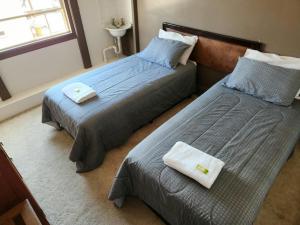 een slaapkamer met 2 bedden en een raam bij The Exchange Hotel in Kyogle