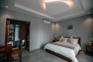 Postel nebo postele na pokoji v ubytování Sokchea Kampot Hotel