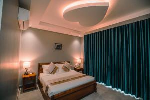 Postel nebo postele na pokoji v ubytování Sokchea Kampot Hotel