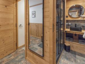 y baño con ducha y lavamanos. en Appartement Val Thorens, 2 pièces, 5 personnes - FR-1-640-56 en Val Thorens