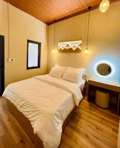 um quarto com uma cama grande e um lavatório em Mình Nghía Homestay em Cao Bang