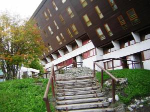 圣莫里斯堡Charmant 2 pièces cabine proche des pistes et commerces à Arc 1600 - FR-1-411-929的建筑物前有楼梯的建筑物 更多11张照片