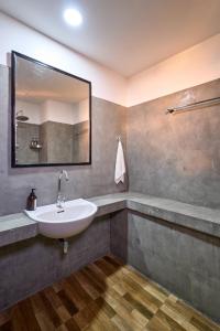 La salle de bains est pourvue d'un lavabo et d'un miroir. dans l'établissement THAPAE6TY (ท่าแพซิกตี้), à Chiang Mai