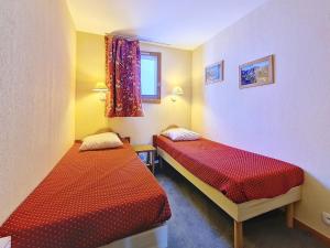 a room with two beds and a window at Grand appartement 3 pièces · Pied des pistes · Balcon · Wifi - FR-1-344-1205 in Les Bruyères