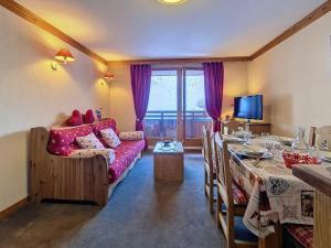 a living room with a couch and a table at Grand appartement 3 pièces · Pied des pistes · Balcon · Wifi - FR-1-344-1205 in Les Bruyères