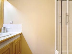 a bathroom with a sink and a shower at Grand appartement 3 pièces · Pied des pistes · Balcon · Wifi - FR-1-344-1205 in Les Bruyères +7 photos