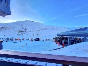 a group of people on a ski slope in the snow at Grand appartement 3 pièces · Pied des pistes · Balcon · Wifi - FR-1-344-1205 in Les Bruyères
