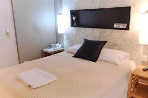 um quarto de hotel com uma cama com duas toalhas em Pasaje Solar em Buenos Aires