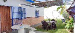eine Terrasse mit Tischen und Stühlen im Hof in der Unterkunft Mis Princesas, con Barbacoa, Piscina, Parking privado y wifi in Chiclana de la Frontera