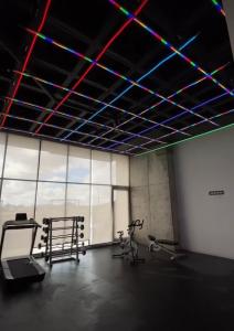 una habitación vacía con luces de colores en el techo en Edificio nuevo, en Hermosillo