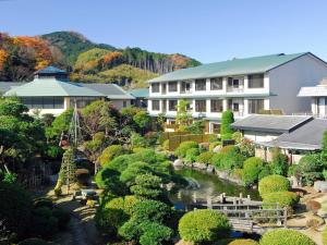 伊豆の国市にあるホテルサンバレー伊豆長岡 本館の川と建物のある庭園の景色を望む