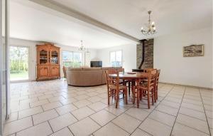 een eetkamer en een woonkamer met een tafel en stoelen bij Beautiful Home In St Paer With Kitchen in Saint-Pierre-de-Varengeville