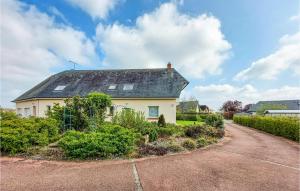 uma casa branca com um telhado preto e uma entrada em Beautiful Home In St Paer With Kitchen em Saint-Pierre-de-Varengeville