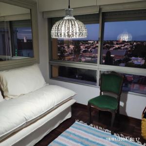1 dormitorio con 1 cama, 1 silla y 1 ventana en Espectacular salto centro en Salto