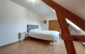 een slaapkamer met een bed en een houten vloer bij Beautiful Home In St Paer With Kitchen in Saint-Pierre-de-Varengeville