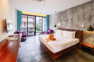 una camera d'albergo con un letto con due orsacchiotti sopra di The Waters Khao Lak by Katathani - SHA Extra Plus a Khao Lak